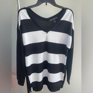 Black & White Striped V-Neck | Size L